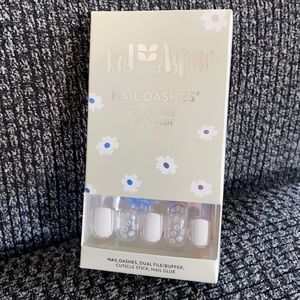 Red Aspen: Daisy’s in White (Brand New)